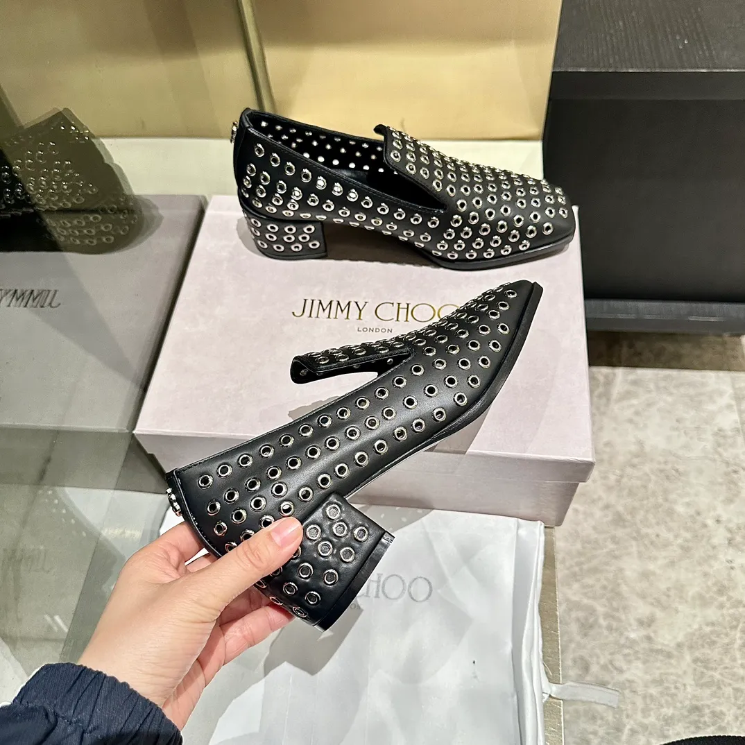 👟👟Ex-factory price 660👟👟 The new JIMMY CHOO, Loaf shoes, exclusive sale, rivet decoration design style is very unique, designed with the latest technology, strong three-dimensional effect👍Multiple technologies are integrated together, subverting fashion, super stylish! The combination is super beautiful. The original version is 1:1, versatile and trendy, both salty and sweet! Size: 35-40 Outsole: Leather outsole